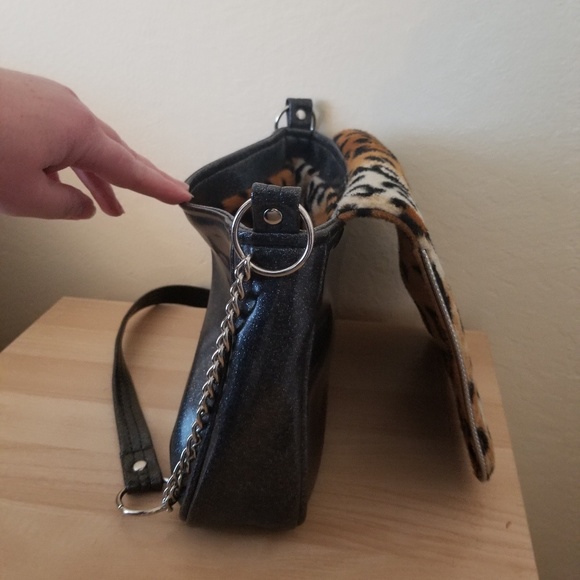 Leopard/Grey Metallic Vinyl Shoulder Purse - Picture 4 of 4